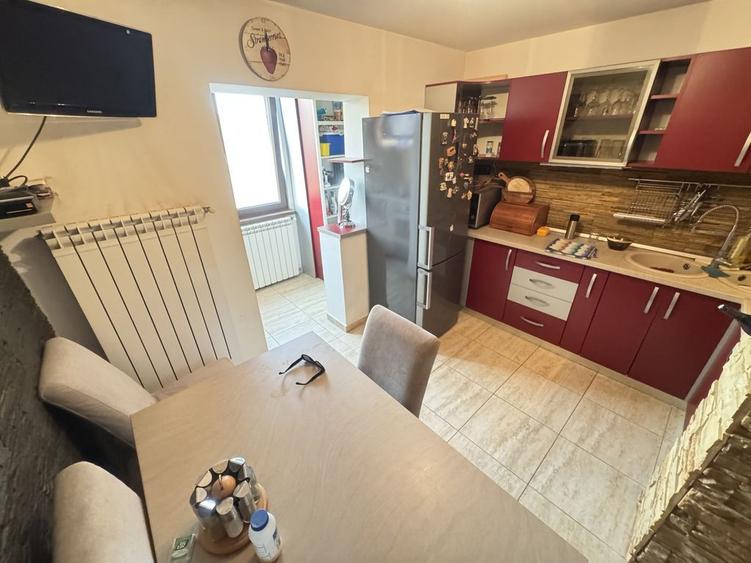 Apartament cu 3 camere decomandat, mobilat în Casa de Cultură