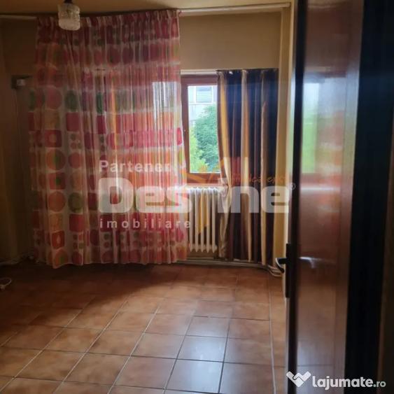 Apartament cu 3 camere semidecomandat în 5 Călărasi