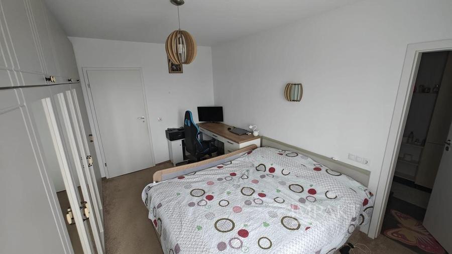 Apartament cu 3 camere semidecomandat în Europa