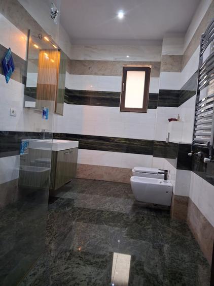 Casă cu 11 camere cu Canalizare în Tineretului