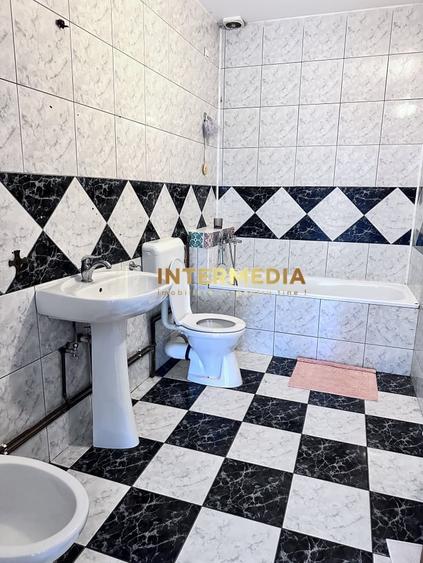 Casă individuală cu 4 camere cu Canalizare în Cetate