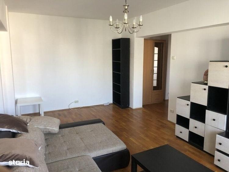 Apartament cu 3 camere semidecomandat în Tineretului
