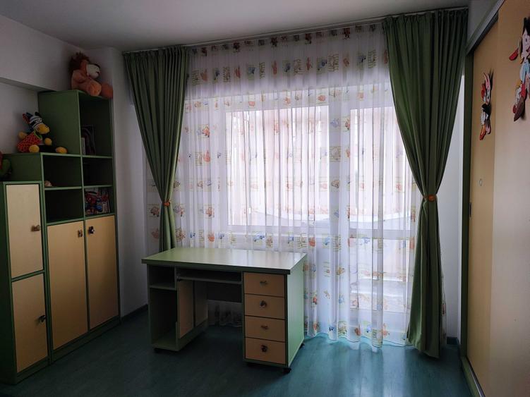 Apartament cu 3 camere decomandat în Exterior Vest