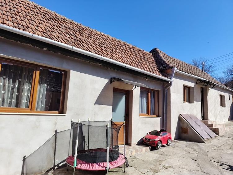 Casă cu 4 camere în Cut