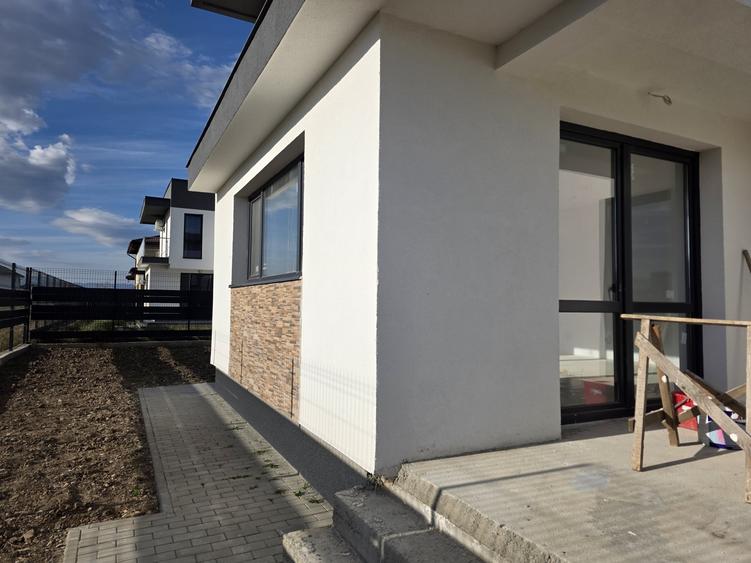 Casă individuală cu 4 camere cu Canalizare în Cristian