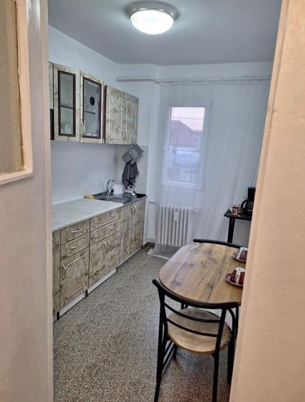 Apartament cu 2 camere semidecomandat, mobilat în Podul de Piatră