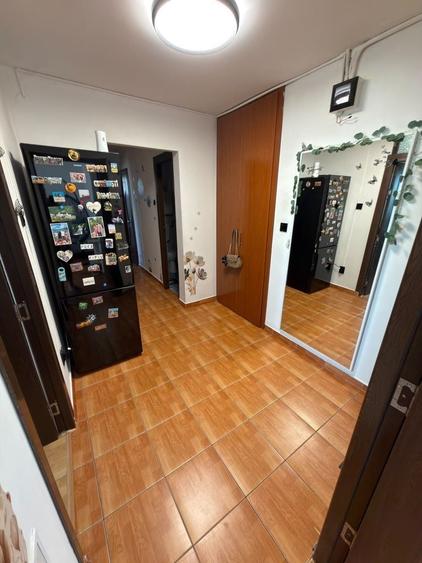 Apartament cu 3 camere decomandat în Olteniței