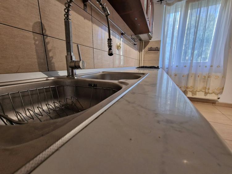 Apartament cu 3 camere semidecomandat în Brâncoveanu