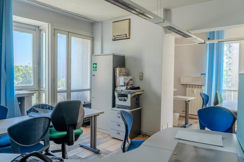 Apartament cu 4 camere semidecomandat în Magheru