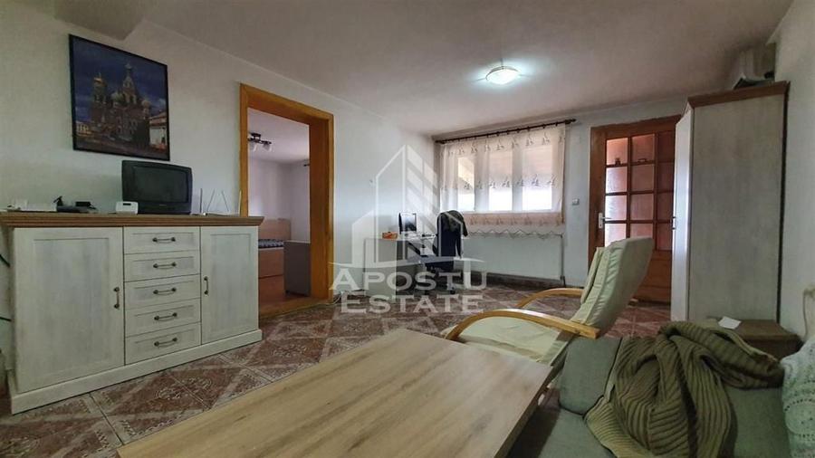 Apartament cu 4 camere semidecomandat, mobilat în Buziașului