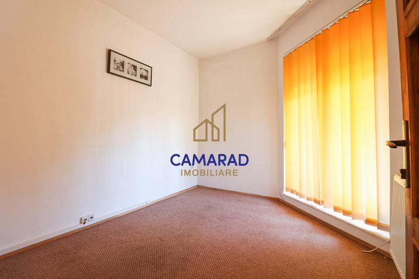 Casă individuală cu 9 camere cu Canalizare în Tei