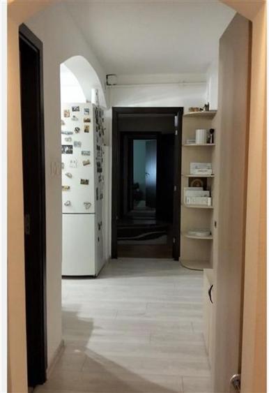 Apartament cu 3 camere semidecomandat în Lipovei
