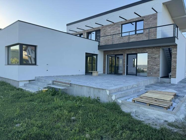 Casă individuală cu 5 camere cu Canalizare în Dezmir