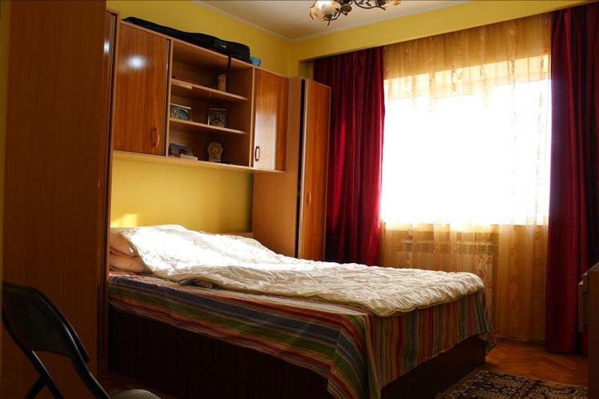 Apartament cu 3 camere decomandat în Peco