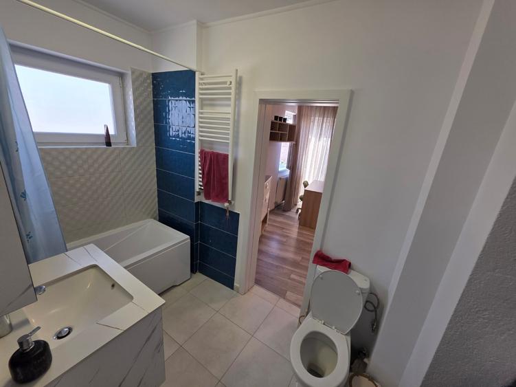 Apartament cu 4 camere semidecomandat, mobilat în Universitate
