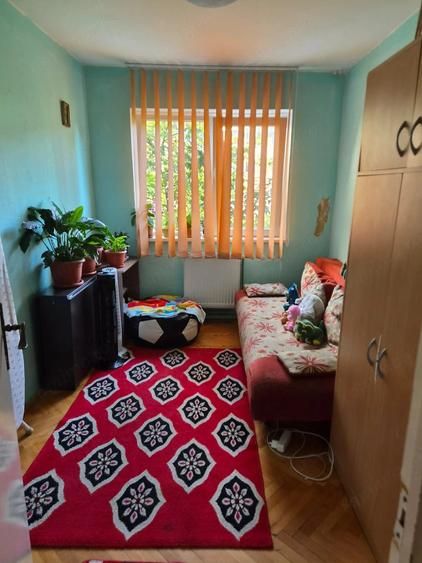 Apartament cu 3 camere semidecomandat în Cetății