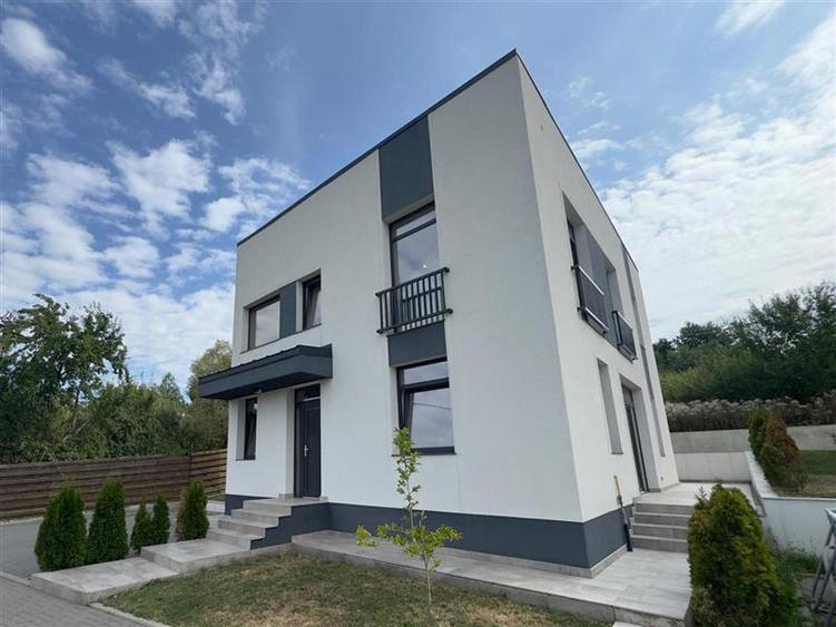 Casă individuală cu 4 camere cu Canalizare în Pietrăria