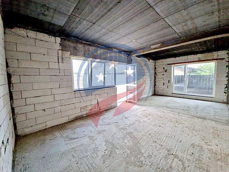 Casă individuală cu 10 camere cu Canalizare în Malu Mare