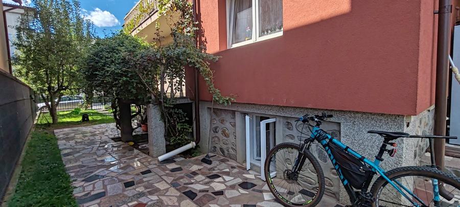 Casă individuală cu 5 camere cu Piscina în Curtea de Argeș