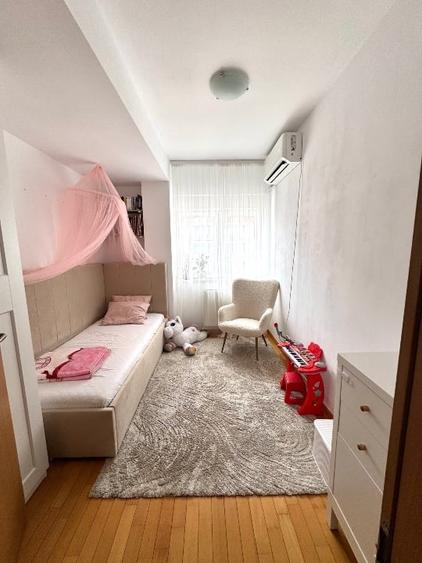 Apartament cu 3 camere semidecomandat, mobilat în Torontalului