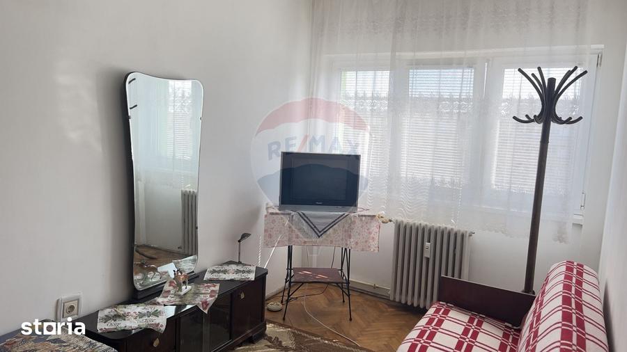 Apartament cu 3 camere semidecomandat în Podgoria