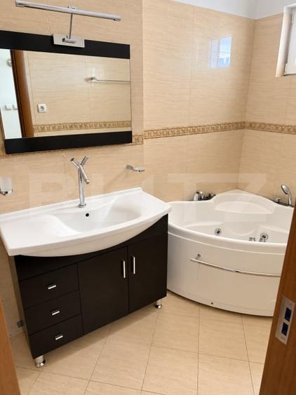Apartament cu 4 camere semidecomandat, mobilat în Bună Ziua