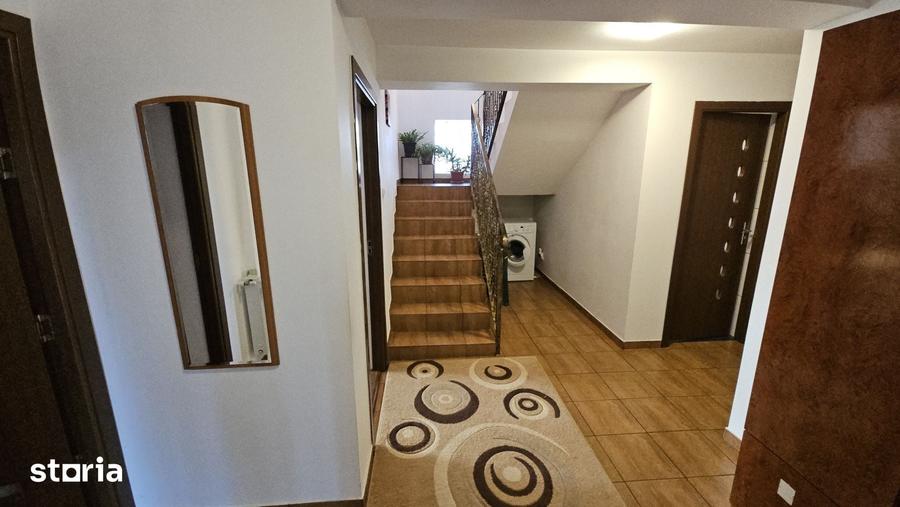 Casă cu 5 camere cu Teren 768 Mp în Poienarii Burchii