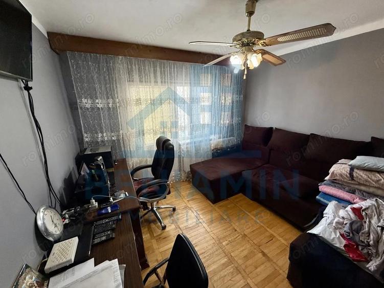 Apartament cu 4 camere decomandat în Craiovița Nouă