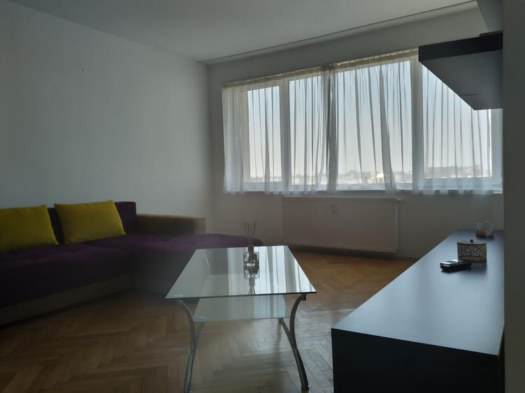 Apartament cu 3 camere semidecomandat în Sala Palatului