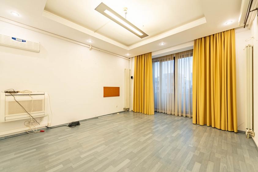 Casă individuală cu 8 camere cu Canalizare în Titulescu