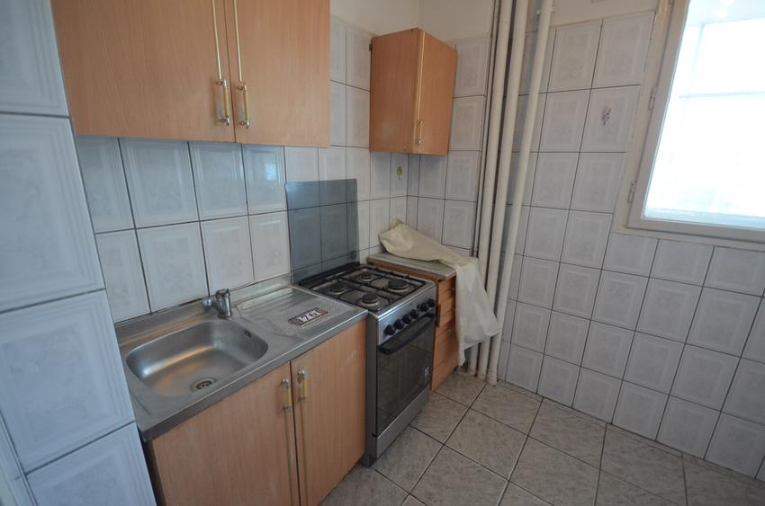 Apartament cu 3 camere semidecomandat în P-ța Muncii
