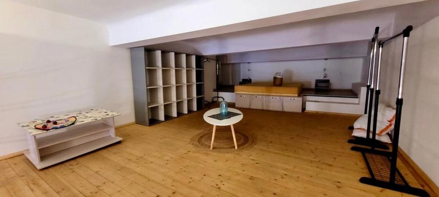 Apartament cu 18 camere semidecomandat, mobilat în Central