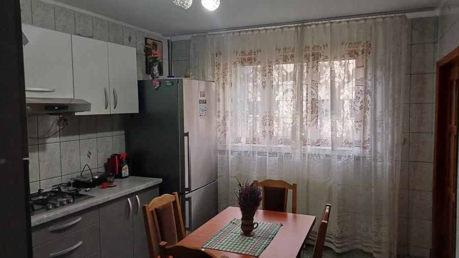 Casă individuală cu 8 camere cu Canalizare în Granit
