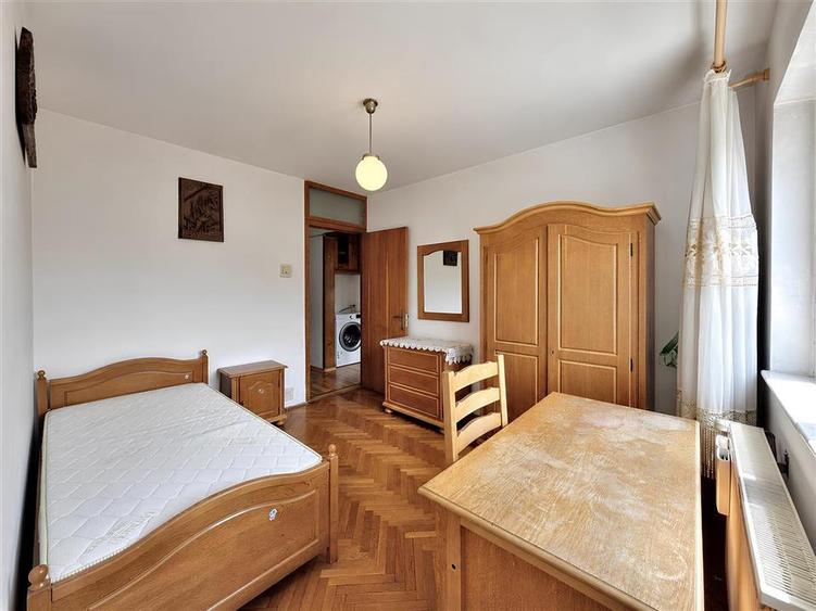 Apartament cu 4 camere decomandat în Tractorul