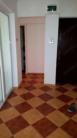 Apartament cu 3 camere semidecomandat, mobilat în Tei