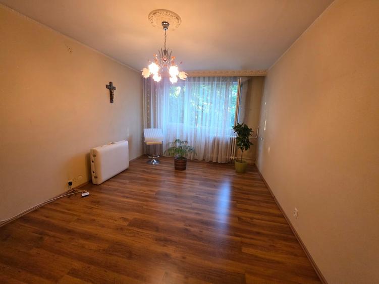 Apartament cu 3 camere decomandat în Titan
