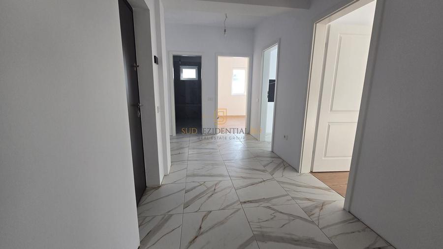 Apartament cu 3 camere decomandat în Metalurgiei