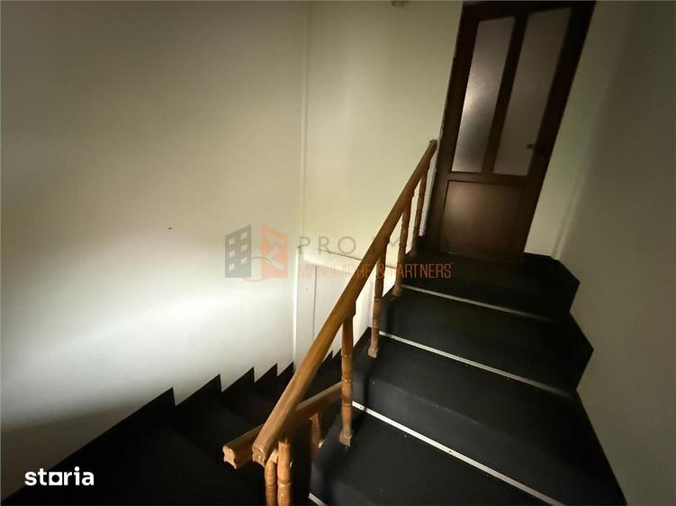 Casă cu 8 camere decomandat cu Teren 30 Mp în Siriu