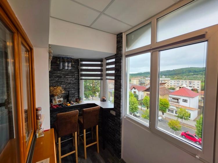 Apartament cu 3 camere decomandat, mobilat în Central