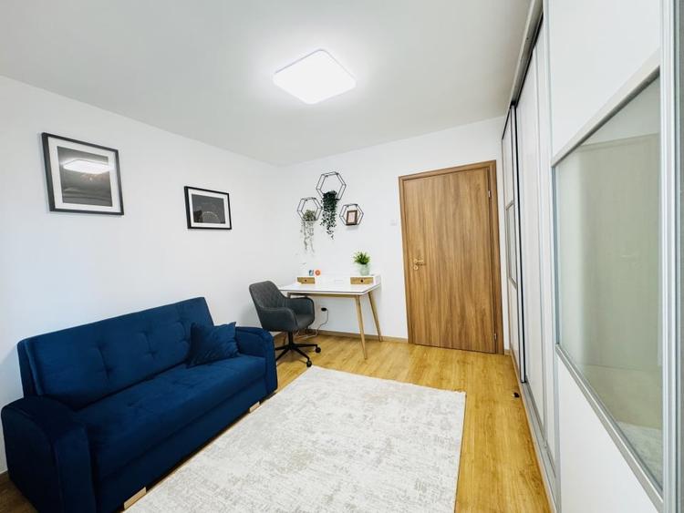 Apartament cu 4 camere decomandat, mobilat în Decebal