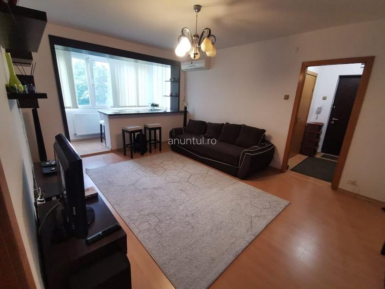 Apartament cu 3 camere semidecomandat în 1 Mai