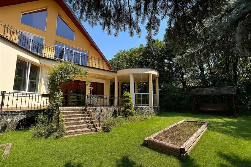 Casă individuală cu 10 camere cu Canalizare în Baciu