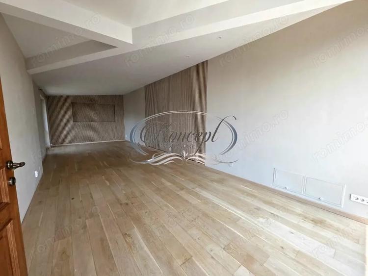 Casă cu 9 camere cu Teren 500 Mp în Gruia