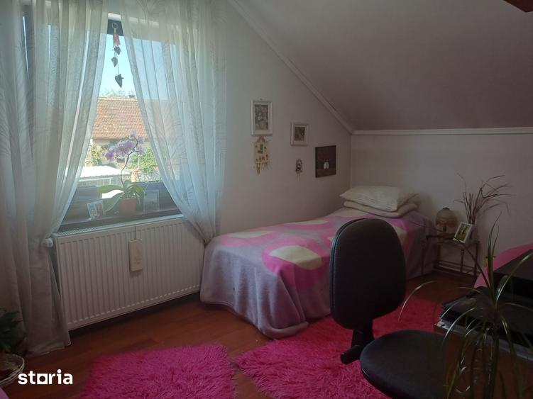 Casă cu 6 camere cu Teren 450 Mp în Cristian