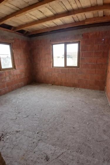 Casă cu 2 camere cu Teren 987 Mp în Peciu Nou