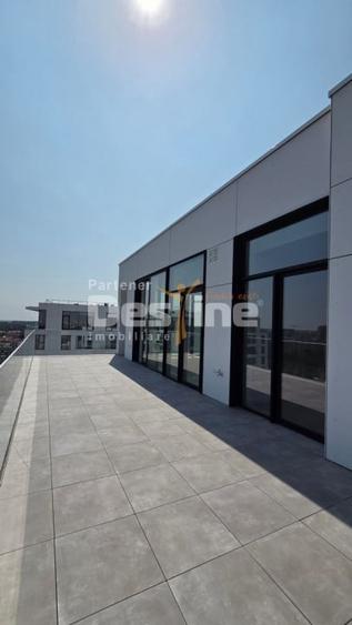 Penthouse cu 4 camere decomandat în 13 Septembrie