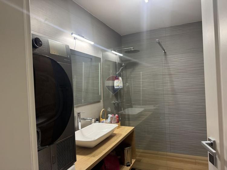 Apartament cu 3 camere semidecomandat, mobilat în Bună Ziua