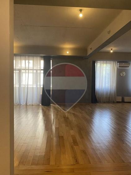 Apartament cu 4 camere decomandat, mobilat în Dacia
