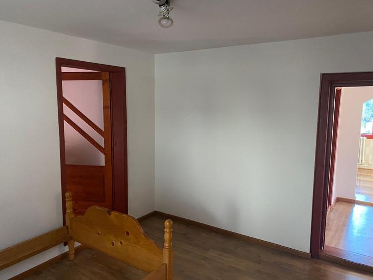 Casă individuală cu 8 camere cu Teren 1820 Mp în Vadu Moldovei
