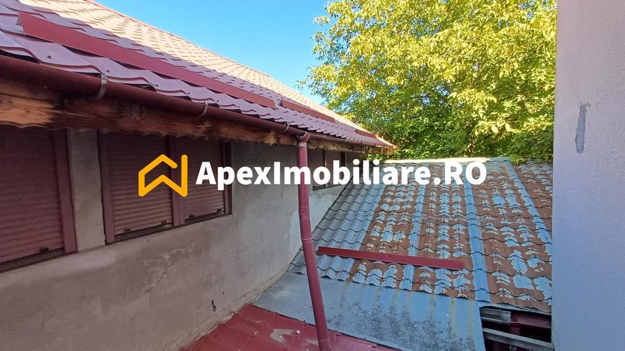 Casă individuală cu 15 camere cu Canalizare în Apărătorii Patriei